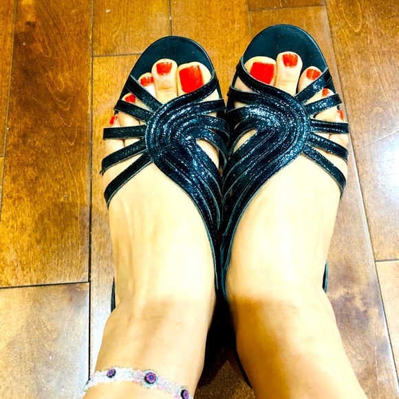 Black sandals size 9. - Picture 3 of 3